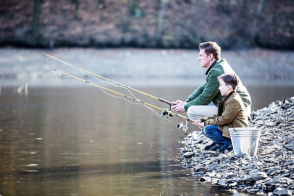 포토 JPG 주간 서양인 남자 아들 어린이 낚시 성인 야외 두명 강 바구니 낚시용품 아빠 낚싯대 부자지간 국내포토 자연요소 외국인 가족 레저 사람 파일형식
