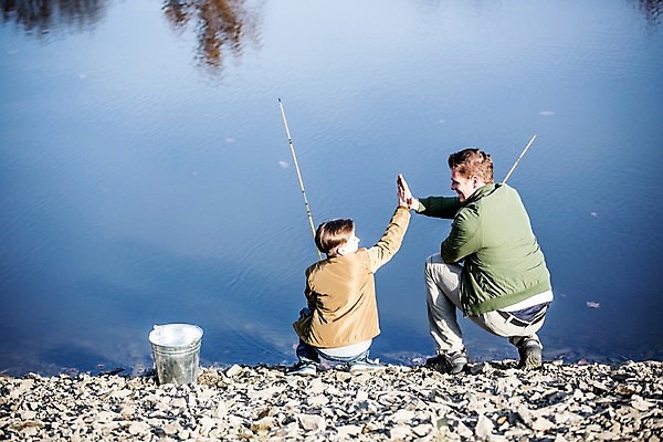 포토 JPG 주간 서양인 남자 아들 어린이 낚시 성인 야외 두명 강 바구니 낚시용품 아빠 낚싯대 손뼉치기 부자지간 국내포토 자연요소 외국인 가족 모션 레저 사람 파일형식