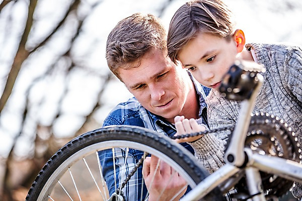 포토 JPG 주간 서양인 공원 남자 아들 어린이 성인 야외 두명 자전거 아빠 수리 점검 부자지간 국내포토 자연요소 외국인 공공시설 가족 사람 바이크 파일형식