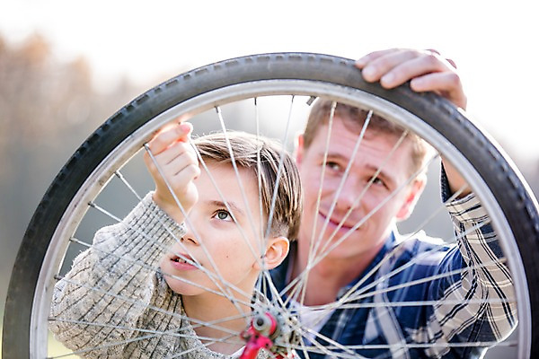포토 JPG 주간 서양인 공원 남자 아들 어린이 성인 야외 두명 자전거 아빠 수리 점검 부자지간 국내포토 자연요소 외국인 공공시설 가족 사람 바이크 파일형식