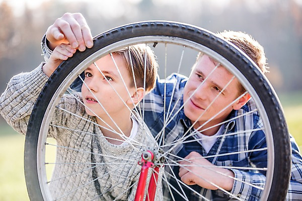 포토 JPG 주간 서양인 공원 남자 아들 어린이 성인 야외 두명 자전거 아빠 수리 점검 부자지간 국내포토 자연요소 외국인 공공시설 가족 사람 바이크 파일형식