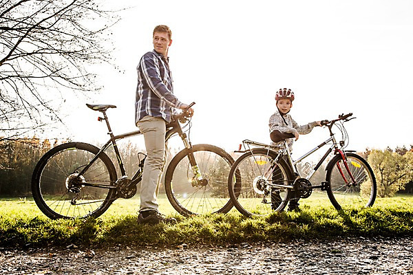 포토 JPG 주간 서양인 공원 남자 아들 어린이 성인 야외 두명 자전거 아빠 헬멧 부자지간 국내포토 자연요소 외국인 공공시설 가족 사람 바이크 보호장비 파일형식