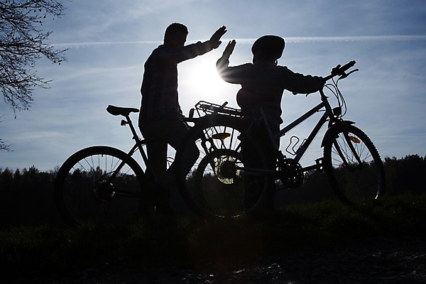 포토 JPG 주간 서양인 공원 남자 아들 어린이 성인 야외 두명 자전거 아빠 헬멧 역광 손뼉치기 부자지간 국내포토 자연요소 외국인 공공시설 가족 모션 사람 바이크 보호장비 파일형식
