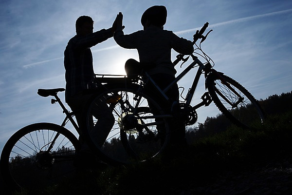 포토 JPG 주간 서양인 공원 남자 아들 어린이 성인 야외 두명 자전거 아빠 헬멧 역광 손뼉치기 부자지간 국내포토 자연요소 외국인 공공시설 가족 모션 사람 바이크 보호장비 파일형식