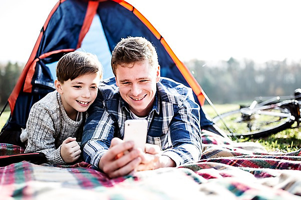 포토 JPG 주간 서양인 남자 아들 어린이 엎드리기 텐트 성인 야외 두명 스마트폰 캠핑 아빠 담요 부자지간 국내포토 자연요소 외국인 가족 모션 레저 캠핑도구 사람 핸드폰 스마트기기 파일형식