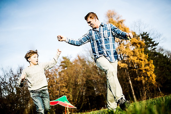 포토 JPG 주간 서양인 공원 남자 아들 어린이 잔디 성인 야외 두명 아빠 연 연날리기 부자지간 국내포토 자연요소 외국인 식물 공공시설 가족 사람 놀이용품 전통놀이 파일형식