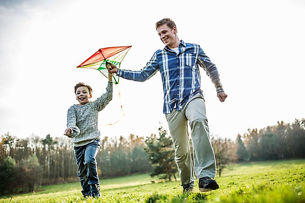 포토 JPG 주간 서양인 공원 남자 아들 어린이 잔디 성인 야외 두명 아빠 연 연날리기 부자지간 국내포토 자연요소 외국인 식물 공공시설 가족 사람 놀이용품 전통놀이 파일형식