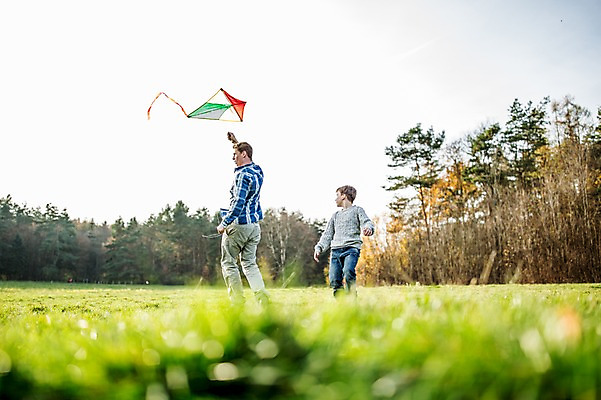 포토 JPG 주간 서양인 공원 남자 아들 어린이 잔디 성인 야외 두명 아빠 연 연날리기 부자지간 국내포토 자연요소 외국인 식물 공공시설 가족 사람 놀이용품 전통놀이 파일형식