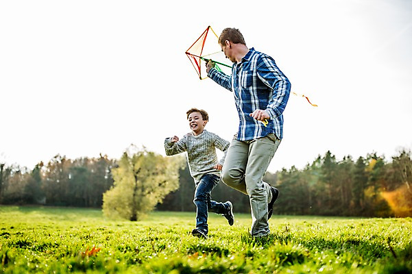 포토 JPG 주간 서양인 공원 남자 아들 어린이 잔디 성인 야외 두명 아빠 연 연날리기 부자지간 국내포토 자연요소 외국인 식물 공공시설 가족 사람 놀이용품 전통놀이 파일형식