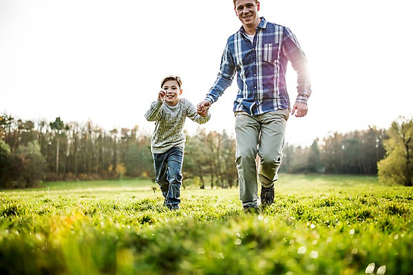 포토 JPG 주간 서양인 공원 남자 아들 어린이 잔디 성인 야외 두명 달리기 손잡기 아빠 부자지간 국내포토 자연요소 외국인 식물 공공시설 가족 모션 사람 파일형식