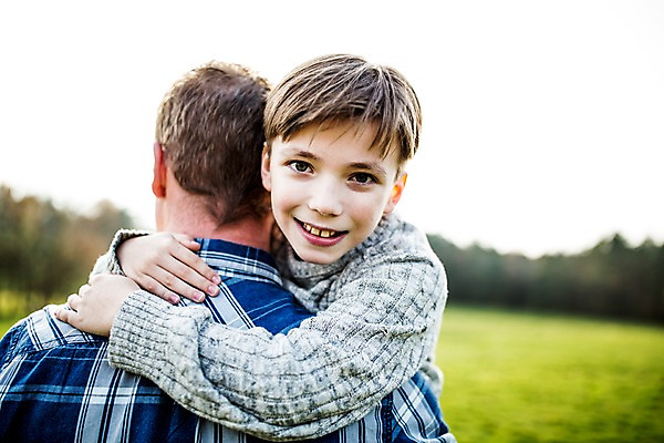 포토 JPG 주간 서양인 공원 남자 아들 어린이 안기 잔디 성인 야외 두명 다정 아빠 부자지간 국내포토 자연요소 외국인 식물 공공시설 컨셉 가족 모션 사람 파일형식
