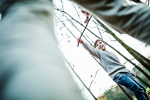 포토 JPG 주간 서양인 나무 공원 남자 아들 어린이 성인 야외 두명 나뭇가지 막대기 아빠 나무막대기 칼싸움 부자지간 국내포토 자연요소 외국인 식물 공공시설 가족 사람 싸움 파일형식