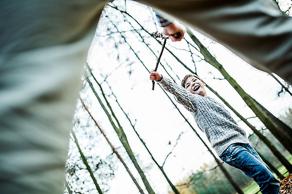 포토 JPG 주간 서양인 나무 공원 남자 아들 어린이 성인 야외 두명 막대기 아빠 나무막대기 칼싸움 부자지간 국내포토 자연요소 외국인 식물 공공시설 가족 사람 싸움 파일형식