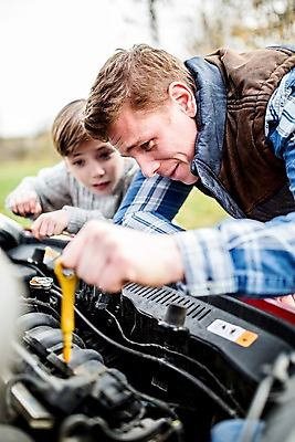 포토 JPG 주간 서양인 남자 아들 어린이 자동차 성인 야외 두명 아웃포커스 아빠 수리 점검 차량점검 부자지간 국내포토 자연요소 외국인 육상교통 가족 촬영기법 사람 파일형식