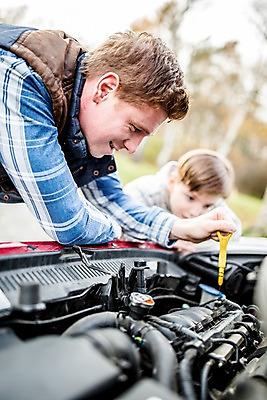 포토 JPG 주간 서양인 남자 아들 어린이 자동차 성인 야외 두명 아웃포커스 아빠 수리 점검 차량점검 부자지간 국내포토 자연요소 외국인 육상교통 가족 촬영기법 사람 파일형식