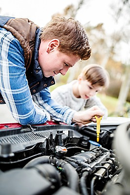 포토 JPG 주간 서양인 남자 아들 어린이 자동차 성인 야외 두명 아웃포커스 아빠 수리 점검 차량점검 부자지간 국내포토 자연요소 외국인 육상교통 가족 촬영기법 사람 파일형식