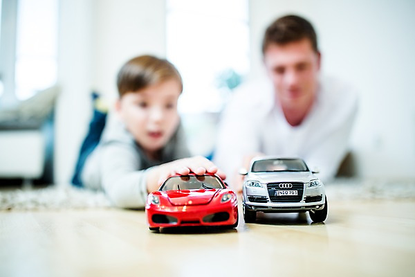 포토 JPG 서양인 남자 아들 어린이 자동차 집안 실내 성인 두명 아웃포커스 장난감 아빠 장난감자동차 키덜트 부자지간 국내포토 외국인 육상교통 가족 촬영기법 사람 내부 파일형식
