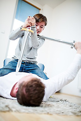 포토 JPG 서양인 남자 아들 어린이 집안 실내 성인 두명 장난감 아빠 칼 칼싸움 부자지간 국내포토 외국인 가족 사람 내부 싸움 파일형식