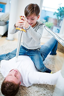 포토 JPG 서양인 남자 아들 어린이 집안 실내 성인 두명 장난감 아빠 칼 칼싸움 부자지간 국내포토 외국인 가족 사람 내부 싸움 파일형식