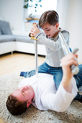 포토 JPG 서양인 남자 아들 어린이 집안 실내 성인 두명 장난감 아빠 칼 칼싸움 부자지간 국내포토 외국인 가족 사람 내부 싸움 파일형식