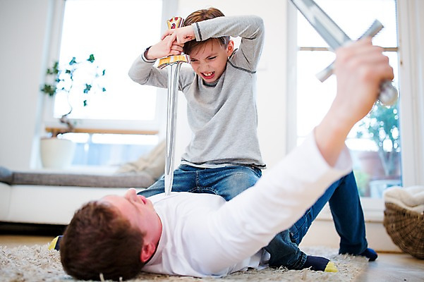 포토 JPG 서양인 남자 아들 어린이 집안 실내 성인 두명 장난감 아빠 칼 칼싸움 부자지간 국내포토 외국인 가족 사람 내부 싸움 파일형식