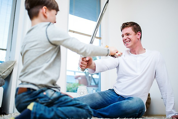 포토 JPG 서양인 남자 아들 어린이 집안 실내 성인 두명 장난감 아빠 칼 칼싸움 부자지간 국내포토 외국인 가족 사람 내부 싸움 파일형식