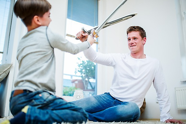 포토 JPG 서양인 남자 아들 어린이 집안 실내 성인 두명 장난감 아빠 칼 칼싸움 부자지간 국내포토 외국인 가족 사람 내부 싸움 파일형식