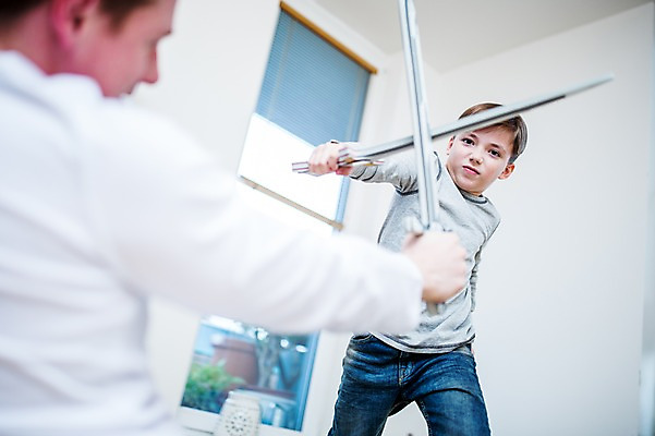 포토 JPG 서양인 남자 아들 어린이 집안 실내 성인 두명 장난감 아빠 칼 칼싸움 부자지간 국내포토 외국인 가족 사람 내부 싸움 파일형식