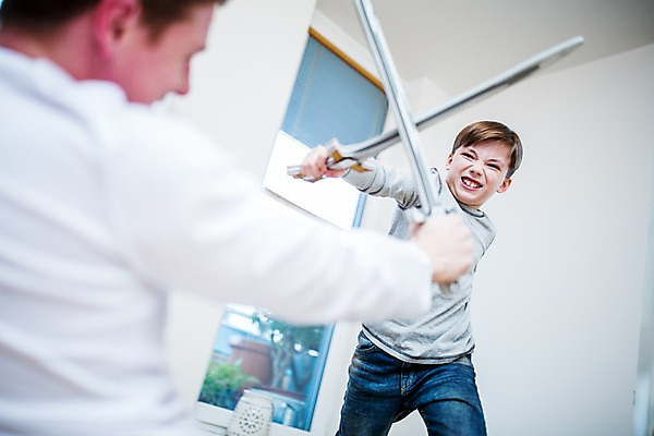 포토 JPG 서양인 남자 아들 어린이 집안 실내 성인 두명 장난감 아빠 칼 칼싸움 부자지간 국내포토 외국인 가족 사람 내부 싸움 파일형식