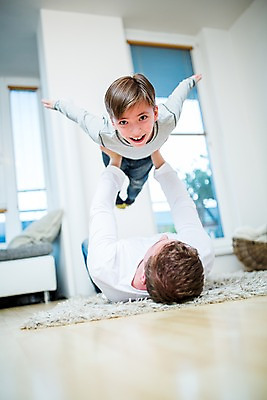 포토 JPG 서양인 남자 아들 어린이 집안 실내 성인 두명 아빠 비행기놀이 부자지간 국내포토 외국인 가족 놀이 사람 내부 파일형식