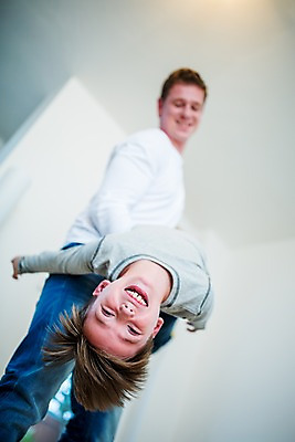 포토 JPG 서양인 남자 아들 어린이 장난 놀이 집안 실내 성인 두명 아빠 부자지간 국내포토 외국인 가족 사람 내부 파일형식