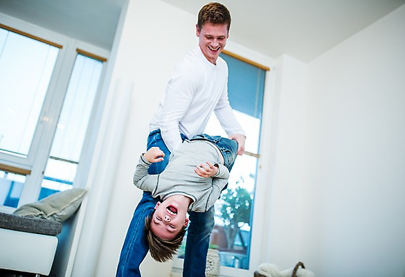 포토 JPG 서양인 남자 아들 어린이 장난 놀이 집안 실내 성인 두명 아빠 부자지간 국내포토 외국인 가족 사람 내부 파일형식