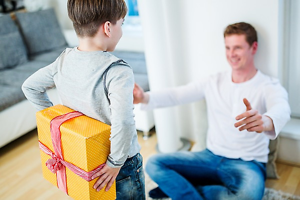 포토 JPG 서양인 남자 아들 어린이 집안 실내 선물 성인 두명 아웃포커스 선물상자 아빠 부자지간 국내포토 외국인 가족 촬영기법 사람 내부 상자 파일형식