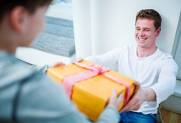 포토 JPG 서양인 남자 아들 어린이 집안 실내 선물 성인 두명 선물상자 아빠 부자지간 국내포토 외국인 가족 사람 내부 상자 파일형식