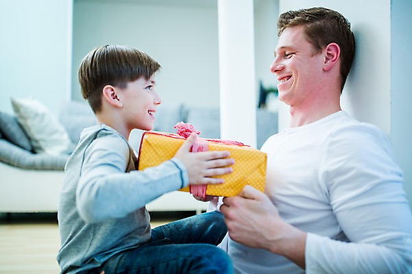 포토 JPG 서양인 남자 아들 어린이 집안 실내 선물 성인 두명 선물상자 아빠 부자지간 국내포토 외국인 가족 사람 내부 상자 파일형식