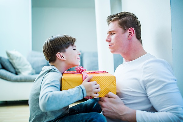 포토 JPG 서양인 남자 아들 어린이 집안 실내 선물 성인 두명 선물상자 아빠 부자지간 국내포토 외국인 가족 사람 내부 상자 파일형식