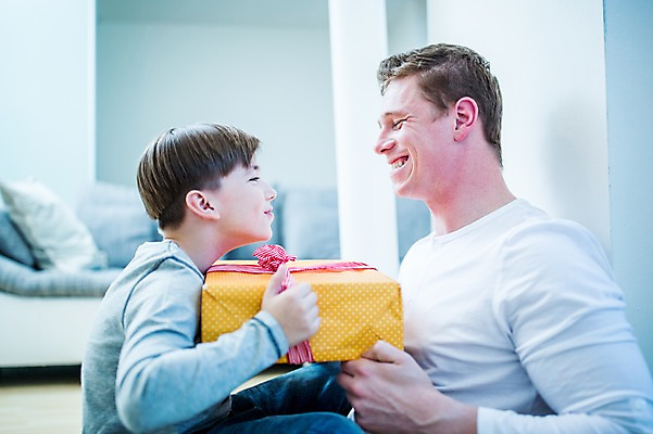 포토 JPG 서양인 남자 아들 어린이 집안 실내 선물 성인 두명 선물상자 아빠 부자지간 국내포토 외국인 가족 사람 내부 상자 파일형식