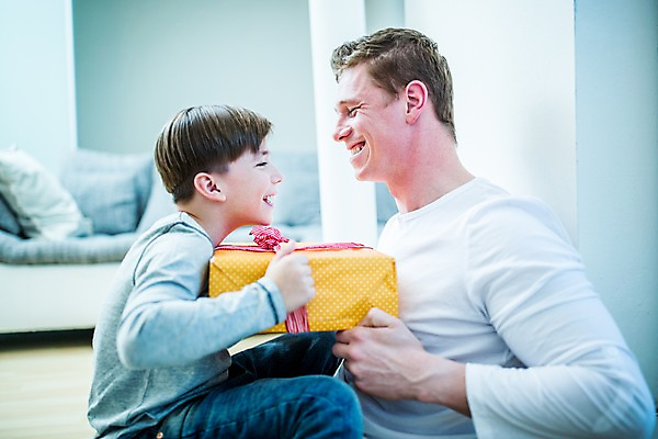 포토 JPG 서양인 남자 아들 어린이 집안 실내 선물 성인 두명 선물상자 아빠 부자지간 국내포토 외국인 가족 사람 내부 상자 파일형식