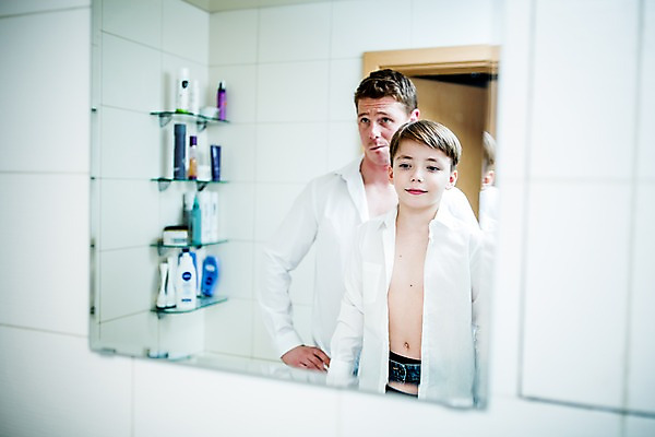 포토 JPG 서양인 남자 아들 어린이 와이셔츠 실내 성인 두명 반사 거울 욕실 아빠 옷입기 부자지간 국내포토 외국인 셔츠 가족 모션 사람 내부 파일형식