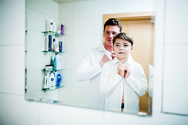 포토 JPG 서양인 남자 아들 어린이 와이셔츠 실내 성인 두명 반사 거울 욕실 아빠 옷입기 부자지간 국내포토 외국인 셔츠 가족 모션 사람 내부 파일형식