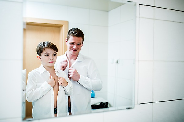 포토 JPG 서양인 남자 아들 어린이 와이셔츠 실내 성인 두명 반사 거울 욕실 아빠 옷입기 부자지간 국내포토 외국인 셔츠 가족 모션 사람 내부 파일형식