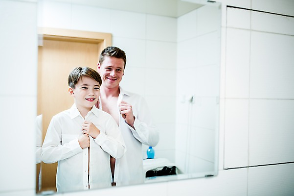 포토 JPG 서양인 남자 아들 어린이 와이셔츠 실내 성인 두명 반사 거울 욕실 아빠 옷입기 부자지간 국내포토 외국인 셔츠 가족 모션 사람 내부 파일형식