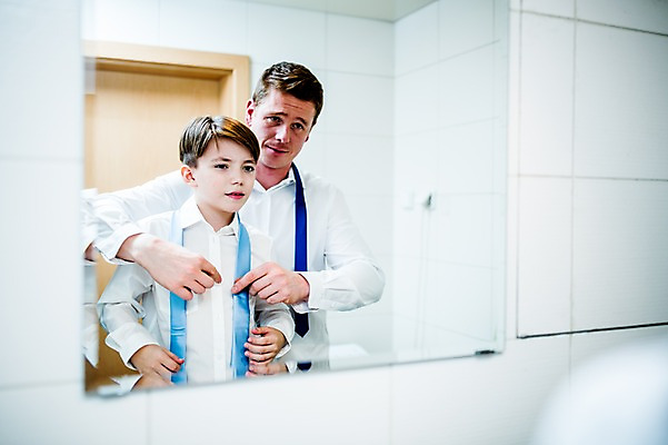 포토 JPG 서양인 남자 아들 어린이 와이셔츠 넥타이 실내 성인 두명 반사 거울 욕실 아빠 옷입기 부자지간 국내포토 외국인 잡화 셔츠 가족 모션 사람 내부 파일형식