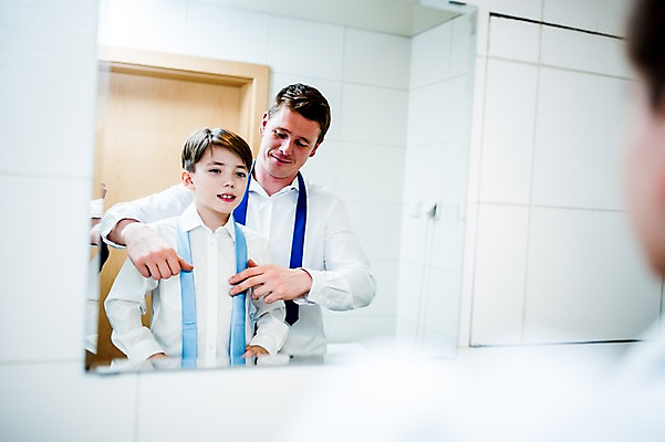 포토 JPG 서양인 남자 아들 어린이 와이셔츠 넥타이 실내 성인 두명 반사 거울 욕실 아빠 옷입기 부자지간 국내포토 외국인 잡화 셔츠 가족 모션 사람 내부 파일형식