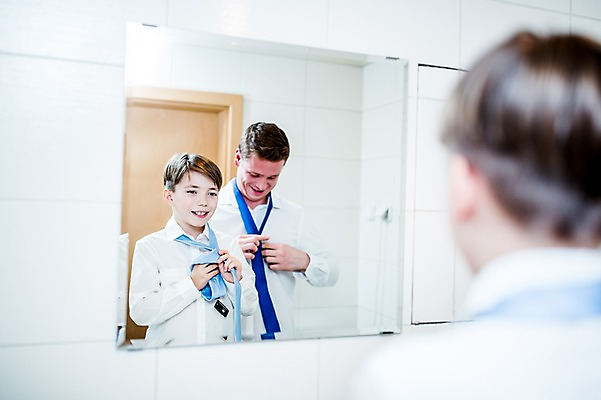 포토 JPG 서양인 남자 아들 어린이 와이셔츠 넥타이 실내 성인 두명 반사 거울 욕실 아빠 옷입기 부자지간 국내포토 외국인 잡화 셔츠 가족 모션 사람 내부 파일형식
