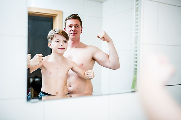 포토 JPG 서양인 남자 아들 어린이 실내 상반신 성인 두명 반사 거울 욕실 아빠 팔근육 부자지간 국내포토 외국인 가족 근육 사람 내부 파일형식