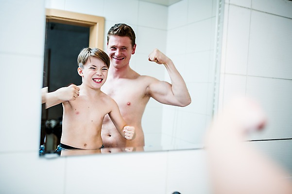 포토 JPG 서양인 남자 아들 어린이 실내 상반신 성인 두명 반사 거울 욕실 아빠 팔근육 부자지간 국내포토 외국인 가족 근육 사람 내부 파일형식