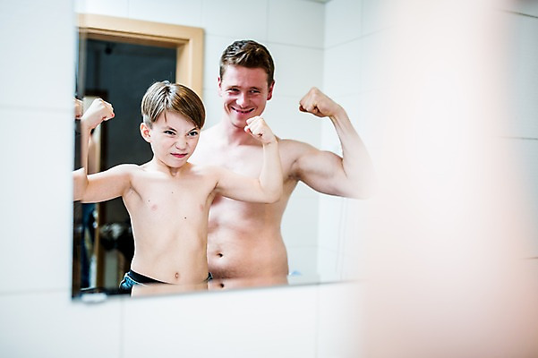 포토 JPG 서양인 남자 아들 어린이 실내 상반신 성인 두명 반사 거울 욕실 아빠 팔근육 부자지간 국내포토 외국인 가족 근육 사람 내부 파일형식