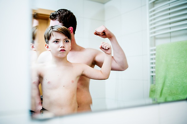 포토 JPG 서양인 남자 아들 어린이 실내 상반신 성인 두명 반사 거울 욕실 아빠 팔근육 부자지간 국내포토 외국인 가족 근육 사람 내부 파일형식