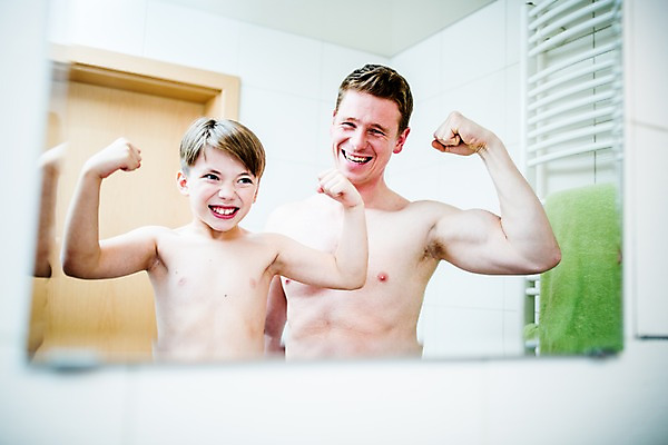 포토 JPG 서양인 남자 아들 어린이 실내 상반신 성인 두명 반사 거울 욕실 아빠 팔근육 부자지간 국내포토 외국인 가족 근육 사람 내부 파일형식